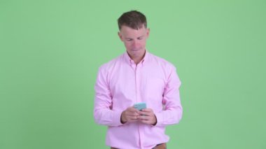 Telefon kullanırken mutlu işadamı düşünme