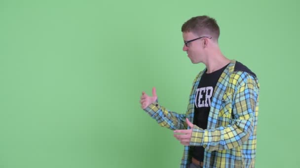 Retrato del hombre nerd feliz chasqueando los dedos y dando pulgares hacia arriba — Vídeos de Stock