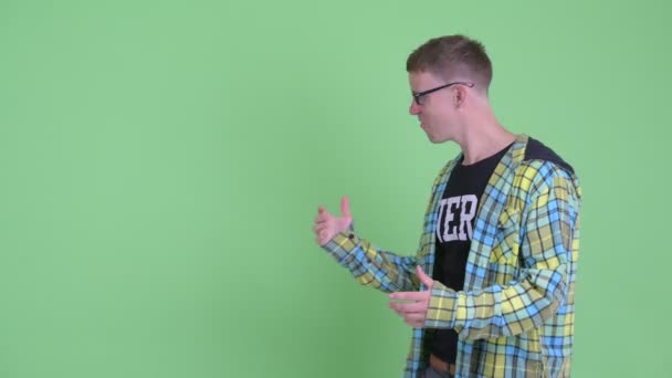 Portret van Happy nerd man snappen vingers en het geven van duimen omhoog — Stockvideo