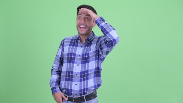 Glücklicher junger hispanischer Mann, der sich umsieht und aufgeregt ist — Stockvideo