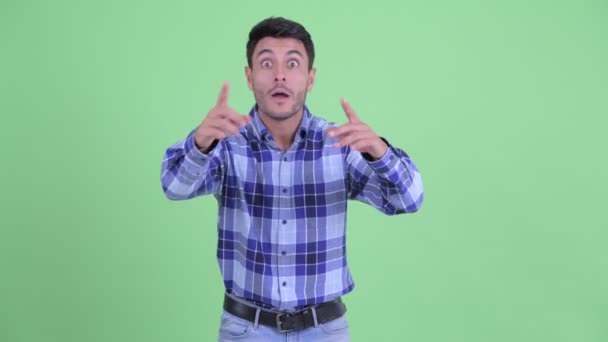 Šťastný mladý pohledný hispánský muž dostává dobré zprávy — Stock video