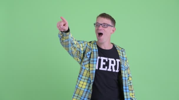 Porträtt av Happy Nerd man pekar finger och ser upphetsad — Stockvideo