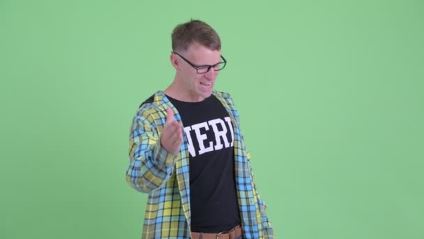 Retrato de hombre nerd feliz dando apretón de manos — Vídeo de stock