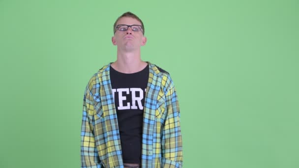 Portret van gestreste nerd man op zoek vervelen en moe — Stockvideo