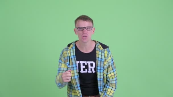 Portrét rozzlobené hloupé muže, který vypadal rozrušeně — Stock video
