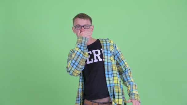 Portret van Happy nerd man op zoek verrast — Stockvideo
