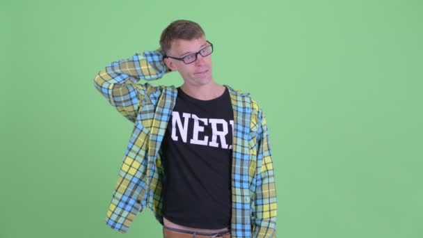 Portret van verward nerd man krassen hoofd en afschudden schouders — Stockvideo