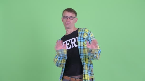 Portré nerd ember integetett kézzel nem — Stock videók