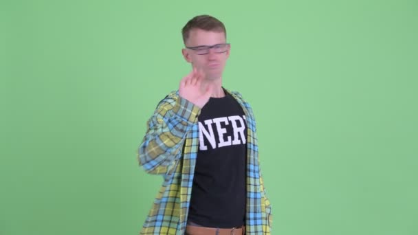 Portret poważnego nerda człowieka z gestem zatrzymania — Wideo stockowe