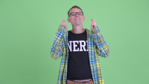 Portrait of happy nerd man wishing with fingers crossed — Stok Video