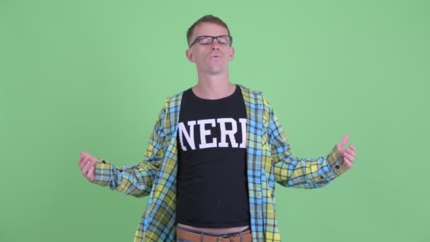 Portret van Happy nerd man ontspannen met ogen gesloten — Stockvideo