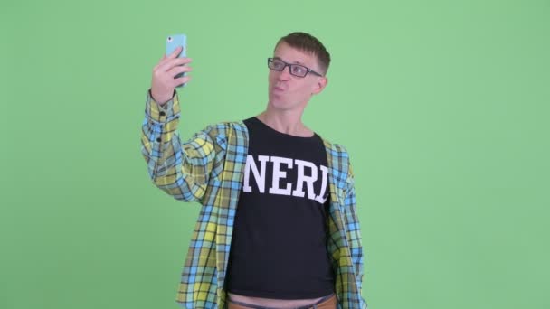 Ritratto di uomo nerd felice scattare selfie — Video Stock
