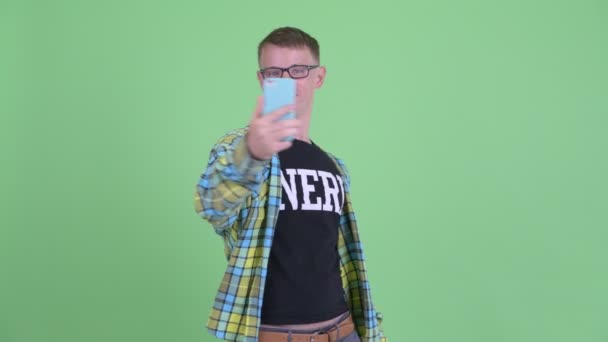 Retrato de feliz nerd homem vídeo chamando com telefone — Vídeo de Stock