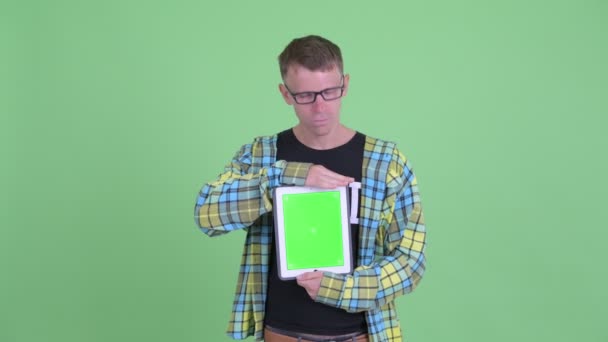 Nerd hombre estresado mostrando tableta digital y recibiendo malas noticias — Vídeos de Stock