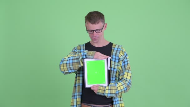 Portret van Happy nerd man praten terwijl het tonen van digitale Tablet — Stockvideo