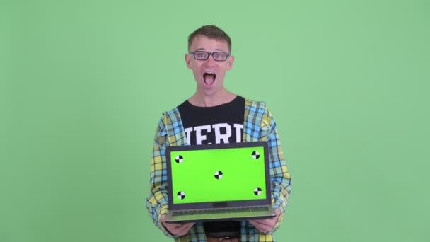 노트북을 보여주는 행복한 괴상한 남자의 초상화와 보고 놀란 — 비디오