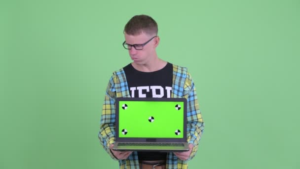 Gestresster Nerd-Mann zeigt Laptop und bekommt schlechte Nachrichten — Stockvideo