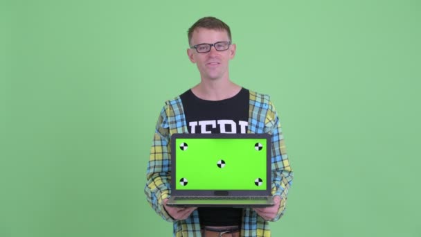 Porträtt av Happy Nerd man pratar när du visar laptop — Stockvideo
