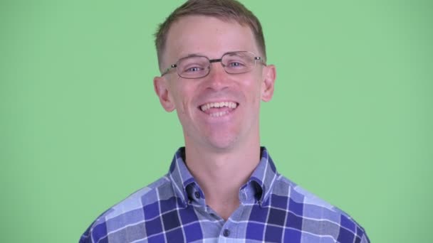 Visage de l'homme hipster heureux avec des lunettes souriant — Video