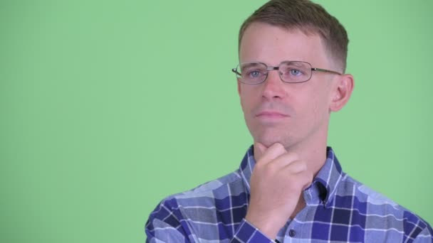 Cara de hombre hipster feliz con anteojos pensando — Vídeos de Stock