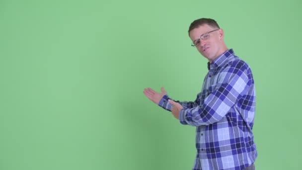 초상화 의 행복한 힙스터 남자 보여주는 에 백 과 포기 엄지 손가락 올라 — 비디오