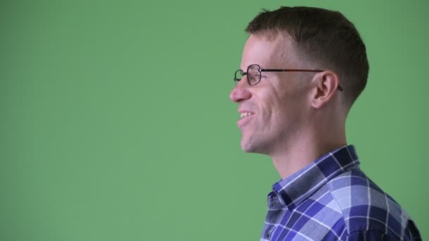 Closeup profil megtekintéséhez boldog csípő ember gondolkodás — Stock videók