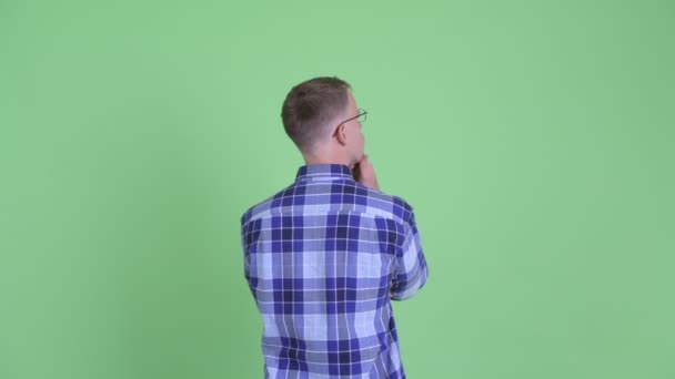 Visão traseira do homem hipster apontando o dedo e dirigindo — Vídeo de Stock