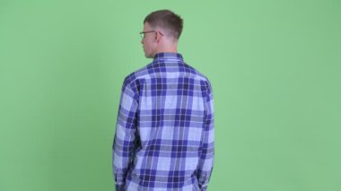 Hipster adam düşünme ve bekleyen arka görüş