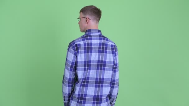 Rear view of hipster man thinking and waiting — Stock Video