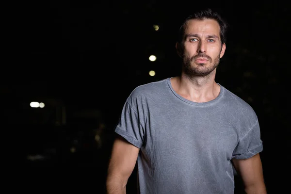 Yakışıklı sakallı adamın portresi gece açık havada