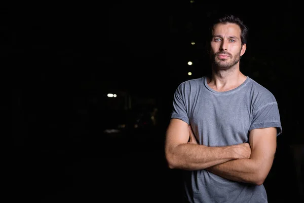 Geceleri kollarını açık havada geçti yakışıklı sakallı adam portresi