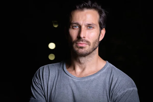 Yakışıklı sakallı adamın yüzü geceleri dışarıda