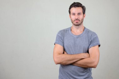 Kollar çapraz yakışıklı sakallı adam Stüdyo çekim