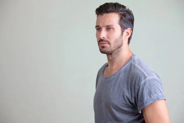 Yakışıklı sakallı adam düşünme Stüdyo çekim