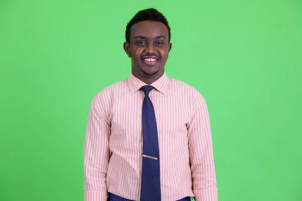 Glücklicher junger afrikanischer Geschäftsmann mit Afro-Haaren, der lächelt — Stockfoto