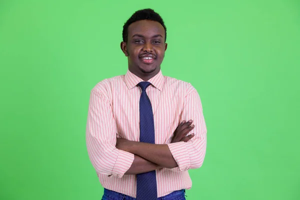 Glücklicher junger afrikanischer Geschäftsmann lächelt mit verschränkten Armen — Stockfoto