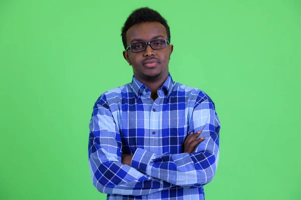 Joven hipster africano con anteojos cruzados — Foto de Stock