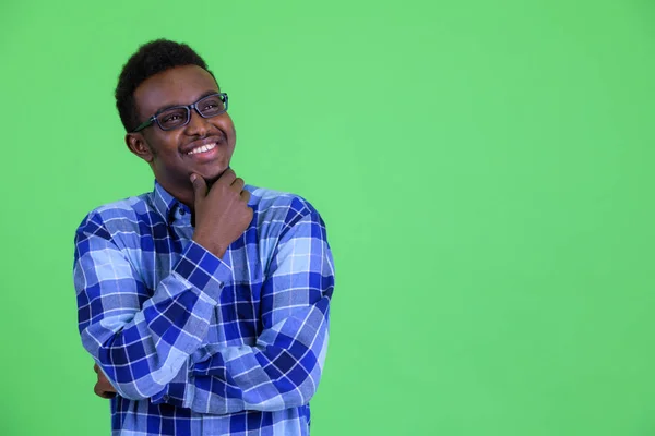 Feliz jovem Africano hipster homem pensando e olhando para cima — Fotografia de Stock