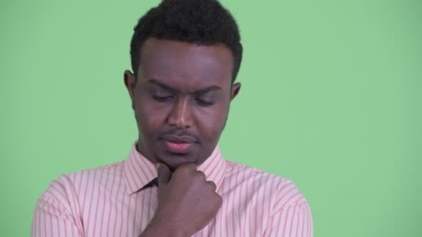 Особа серйозного молодого Африканського бізнесмена думає і дивиться вниз — стокове відео