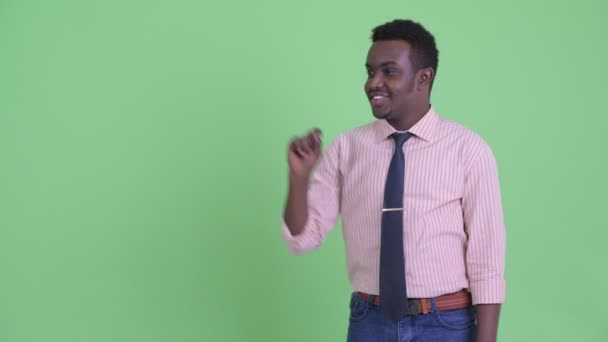 幸せな若いアフリカのビジネスマンは何かに触れ、親指を与える — ストック動画