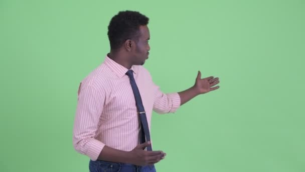 Šťastný mladý Afričan obchodník a mluví s kamerou — Stock video