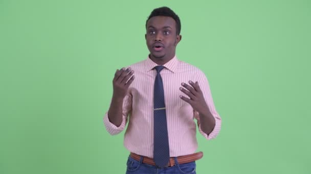 Jovem empresário africano feliz olhando surpreso — Vídeo de Stock