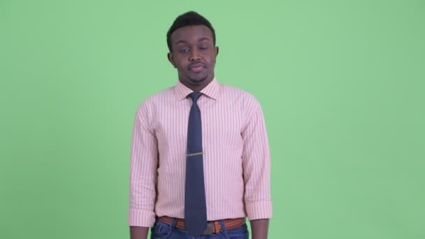 Giovane uomo d'affari africano stressato che sembra annoiato e stanco — Video Stock