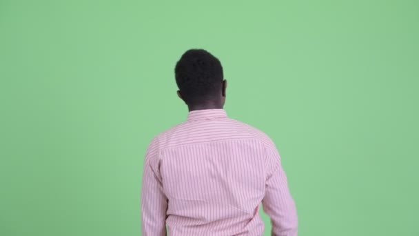 Vista posteriore del giovane imprenditore africano che punta il dito — Video Stock
