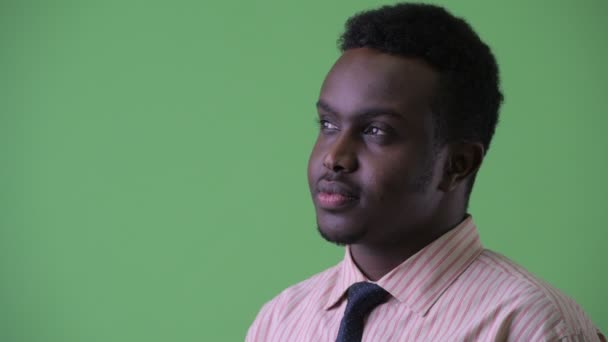 Gros plan profil vue de heureux jeune homme d'affaires africain souriant — Video