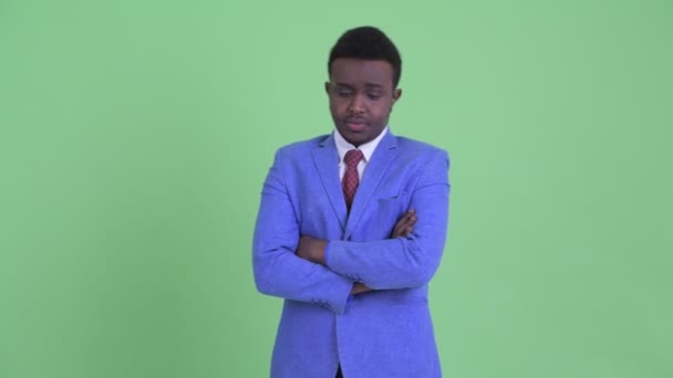 Benadrukte jonge Afrikaanse zakenman denken en naar beneden kijken — Stockvideo