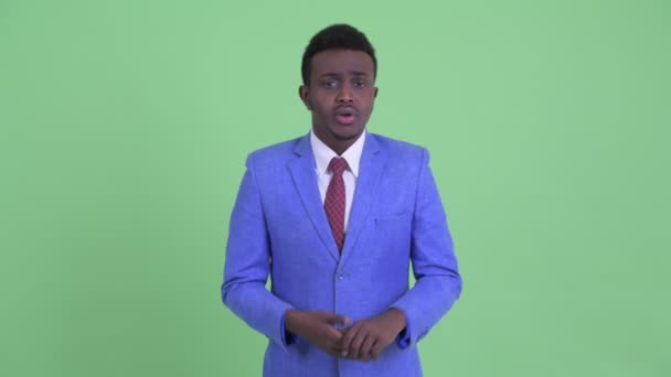 Stressad ung afrikansk affärsman få dåliga nyheter — Stockvideo