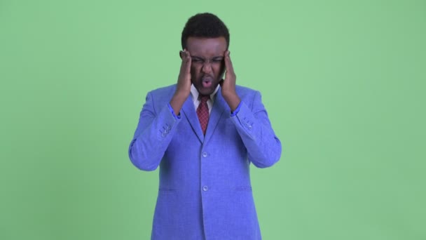 Benadrukte jonge Afrikaanse zakenman met hoofdpijn — Stockvideo