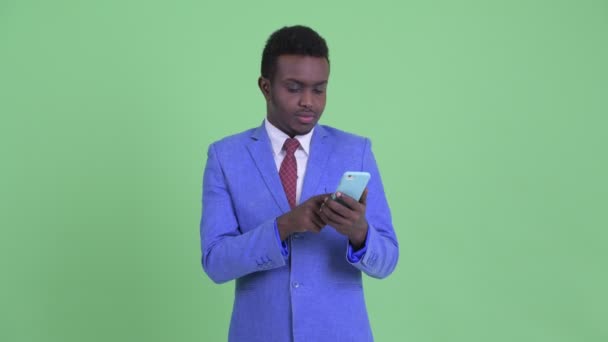 Estressado jovem empresário africano usando telefone e recebendo más notícias — Vídeo de Stock