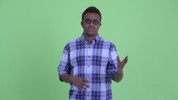 Joyeux jeune homme hipster africain vlogging et parler à la caméra — Video
